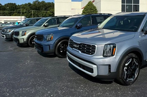 pre-owned kia suvs in the parking lot