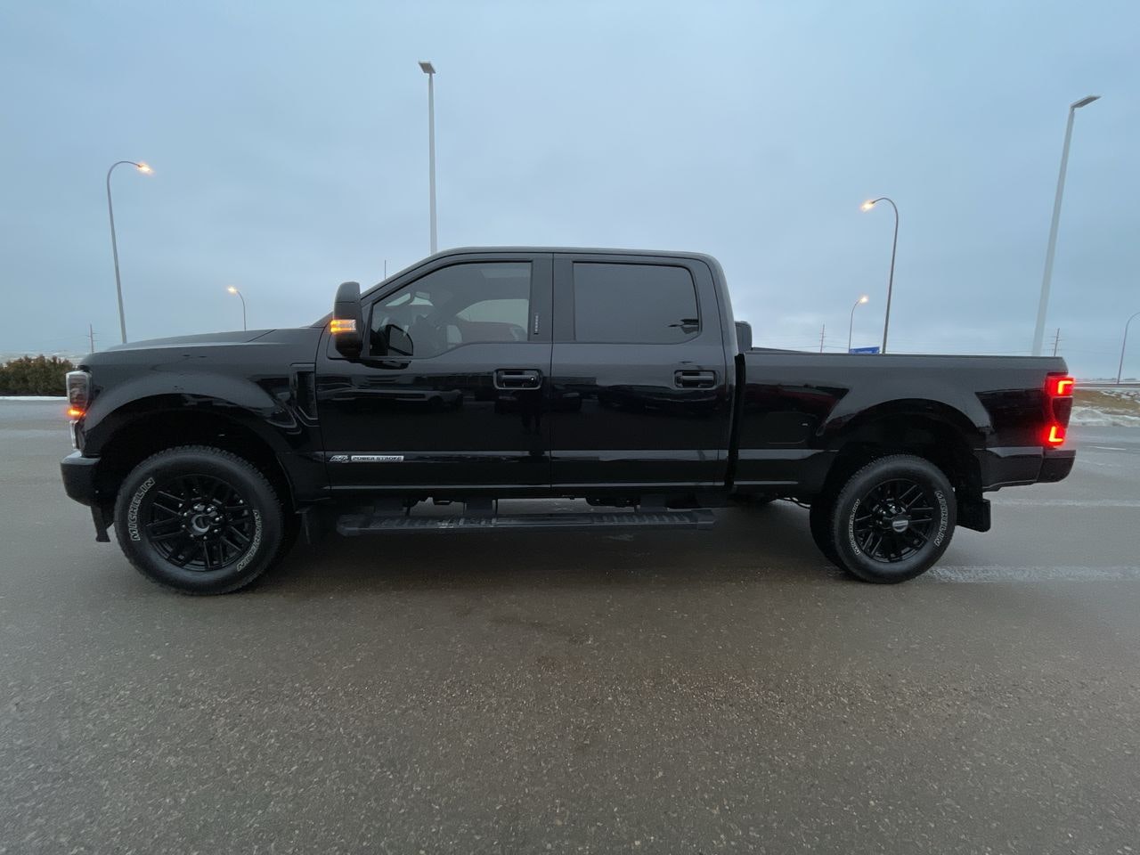 2022 Ford SUPER DUTY F-350 Lariat BLACK APPERANCE PACKAGE FX4 MOON ROOF LEATHER (TS22109A) Main Image