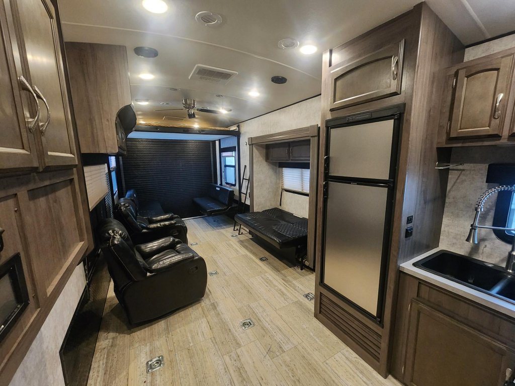 2016 Winnebago SPYDER 32SC (11298) Main Image