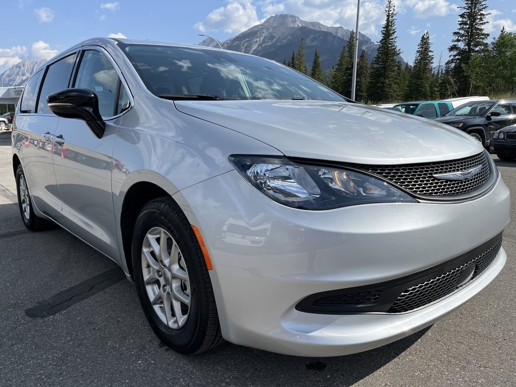 2024 Chrysler Grand Caravan SXT (24-8505) Main Image