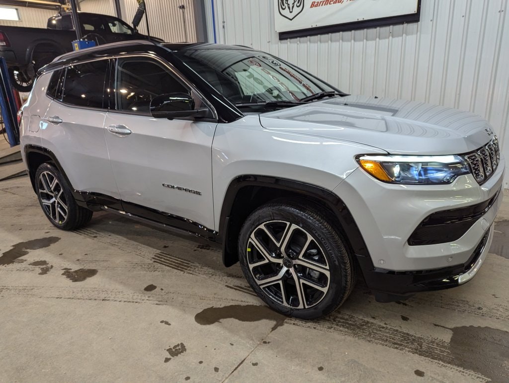 2025 Jeep Compass Limited (25022) Main Image