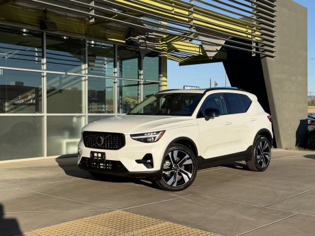 2024 Volvo XC40 Plus Dark Theme