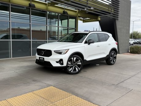 2023 Volvo XC40 Plus Dark Theme
