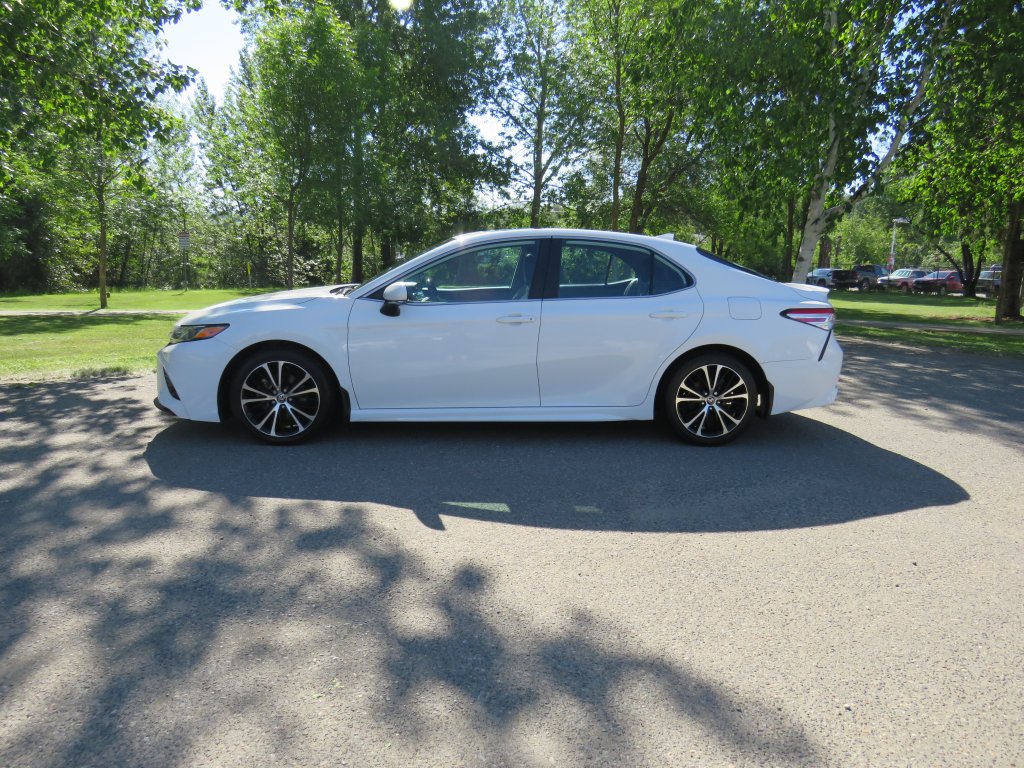 2020 Toyota Camry SE (Q3361A) Photo 1