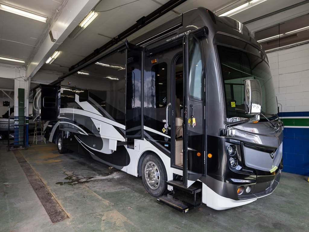 2017 Fleetwood Discovery 40X (RV5276A) Main Image