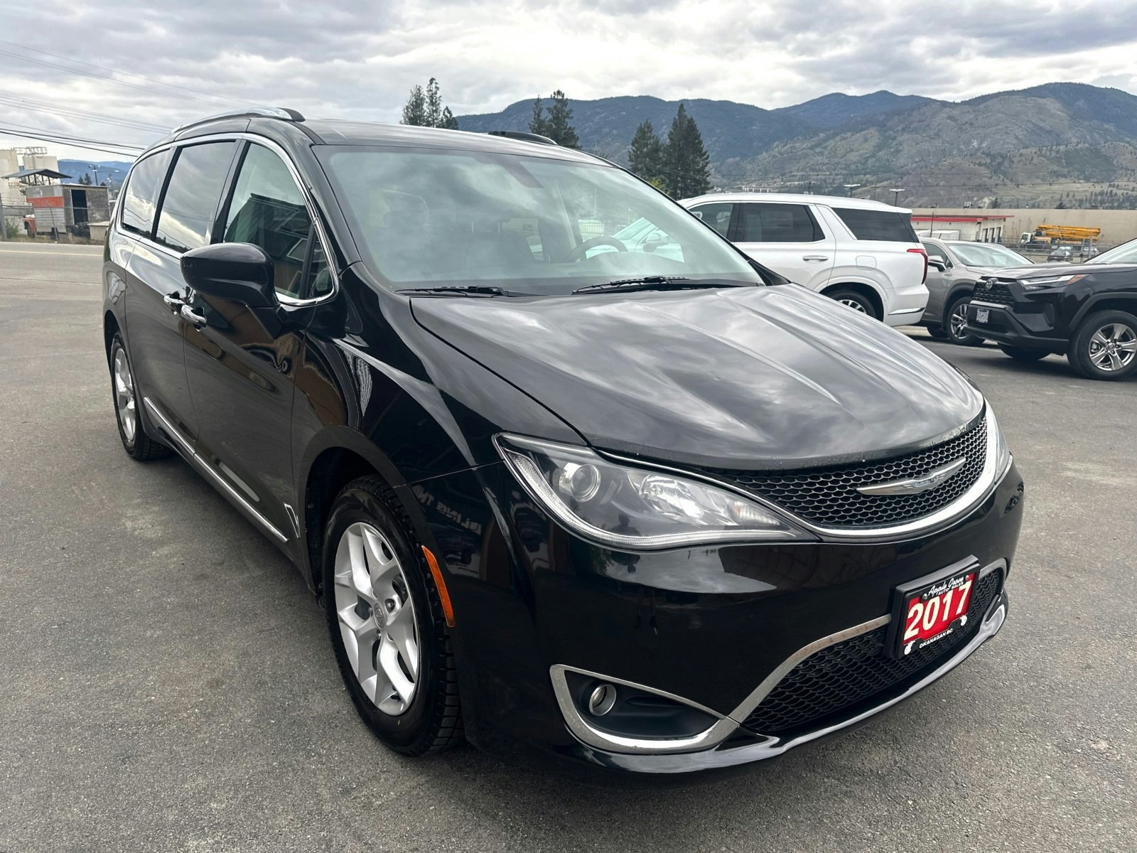 2017 Chrysler Pacifica Touring-L Plus (AG186) Main Image