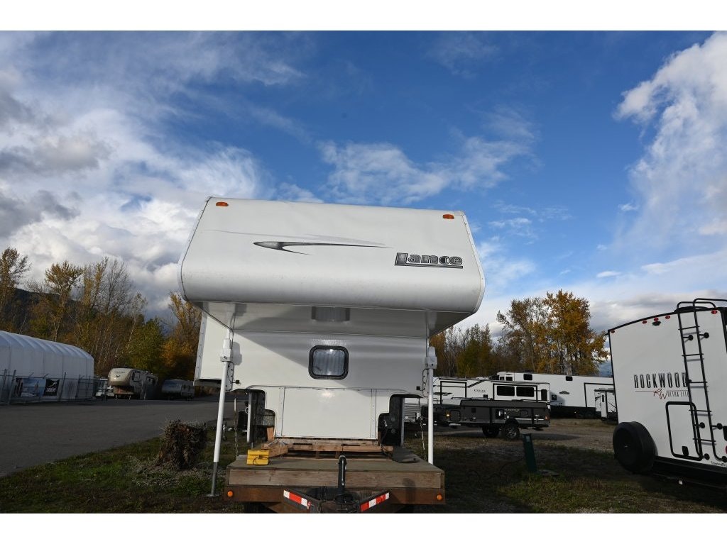 2006 LANCE CAMPER 851 (22N2170C24) Main Image