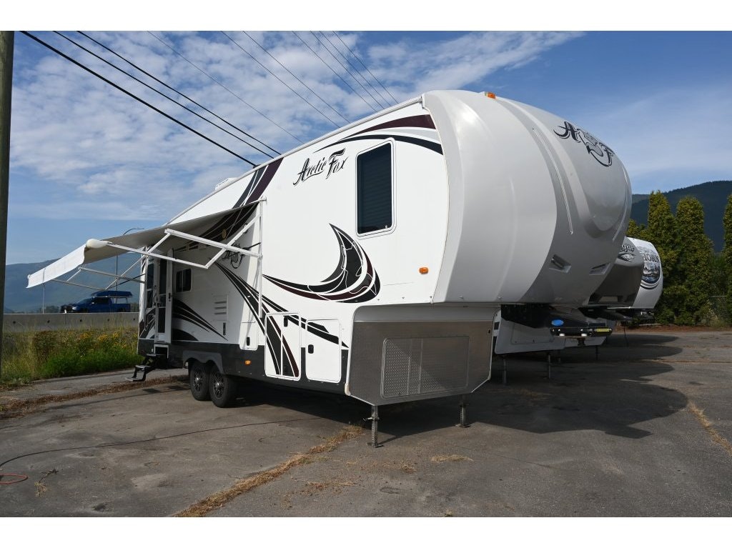 2018 Northern Spirt Arctic Fox 29-5T (25C2448) Main Image