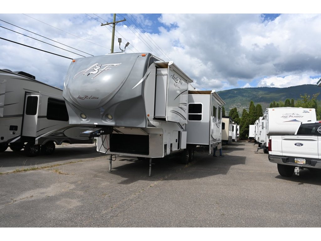 2013 Northwood Arctic Fox 27-5L (26C2480) Main Image
