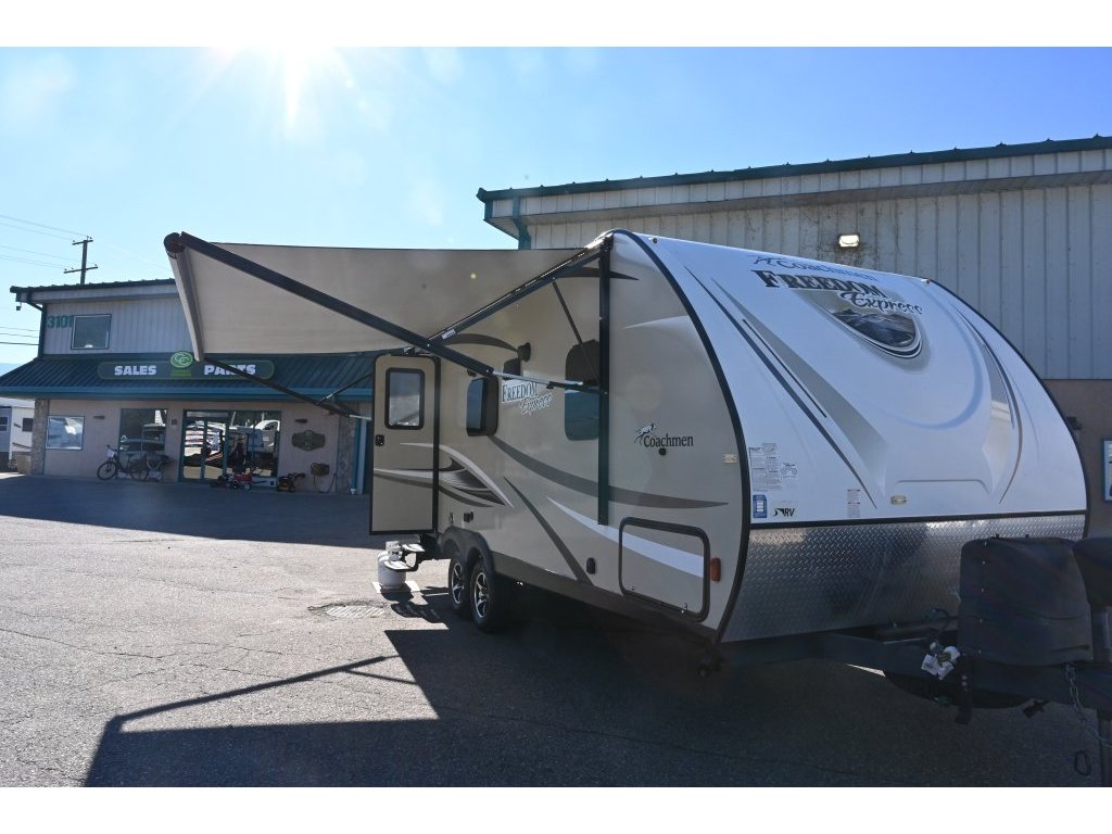 2018 Coachmen Freedom Express Ultra Lite 204RD (26C2486) Main Image