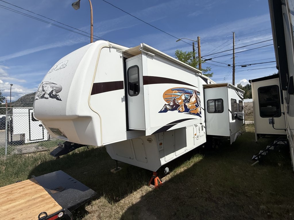2009 Keystone Montana 3070 RL Limited Edition (u4510) Main Image