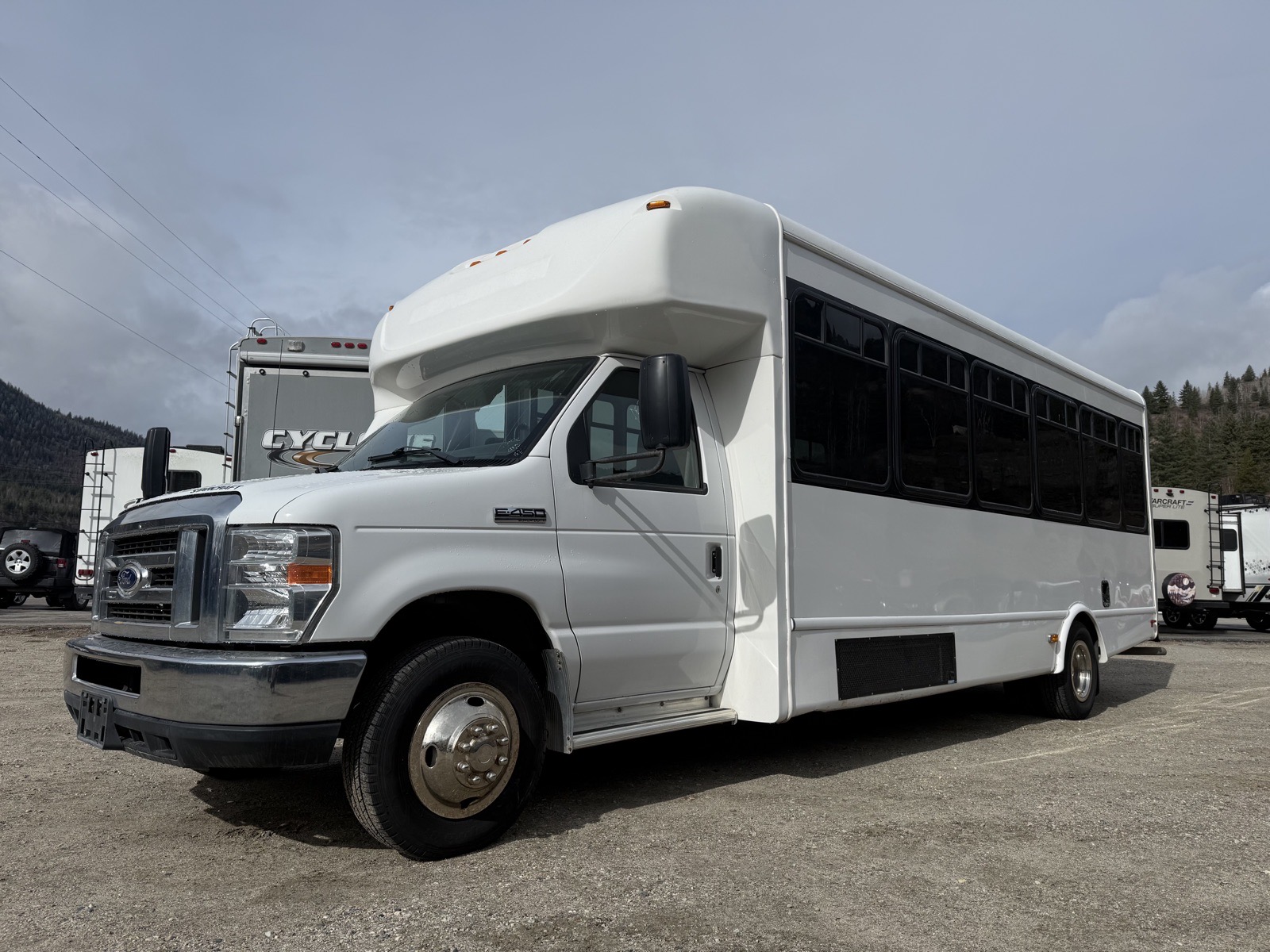 2015 Ford E-450 Shuttle Bus (P1964) Main Image