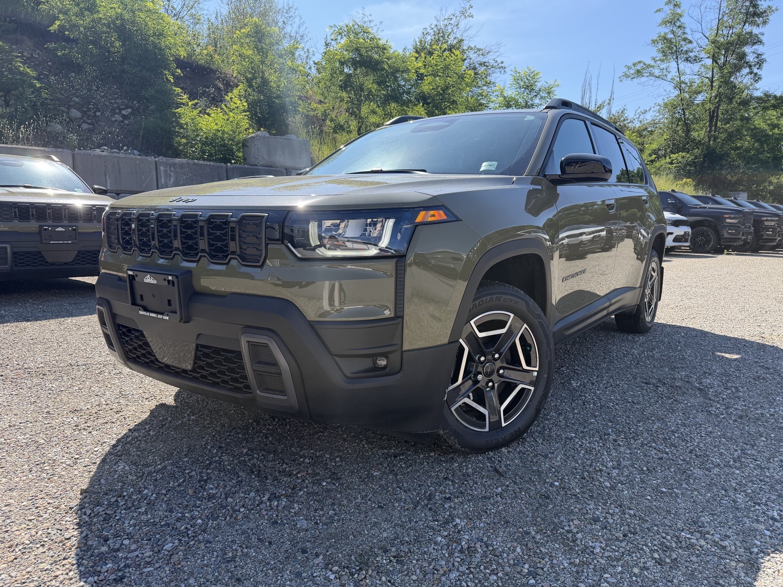 2026 Jeep Cherokee LAREDO (26100) Main Image