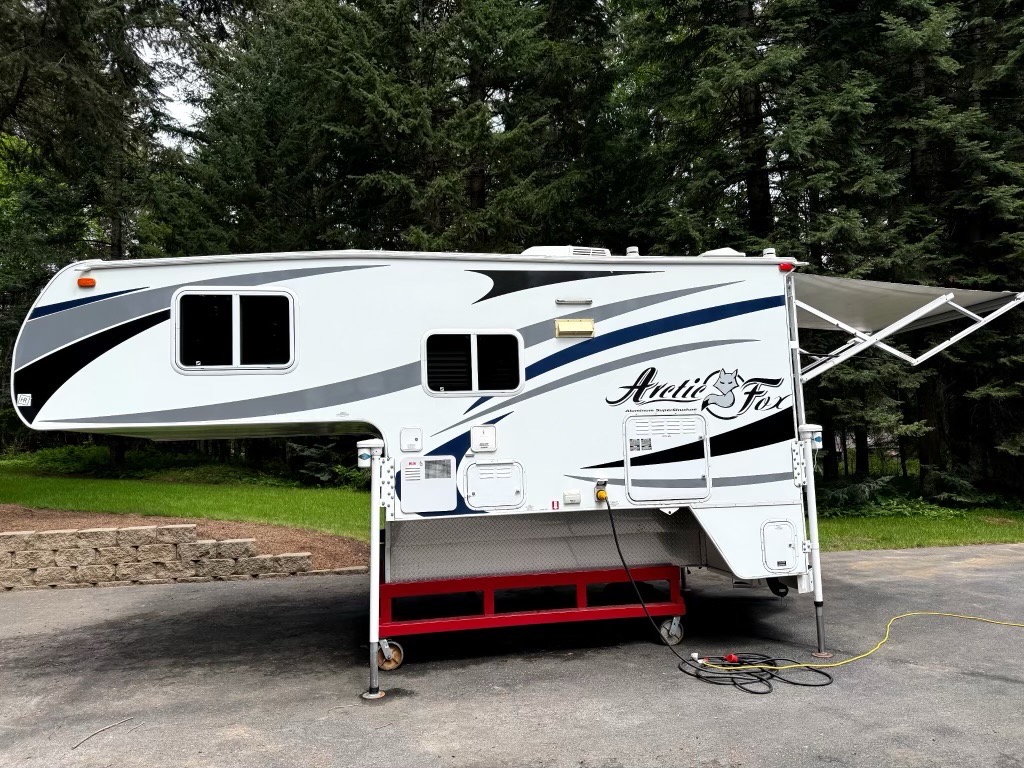2016 NORTHWOOD MANUFACTURING Arctic Fox 990 (P2013) Main Image