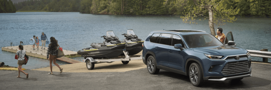 Featured Image toyota highlander towing boat at the lake