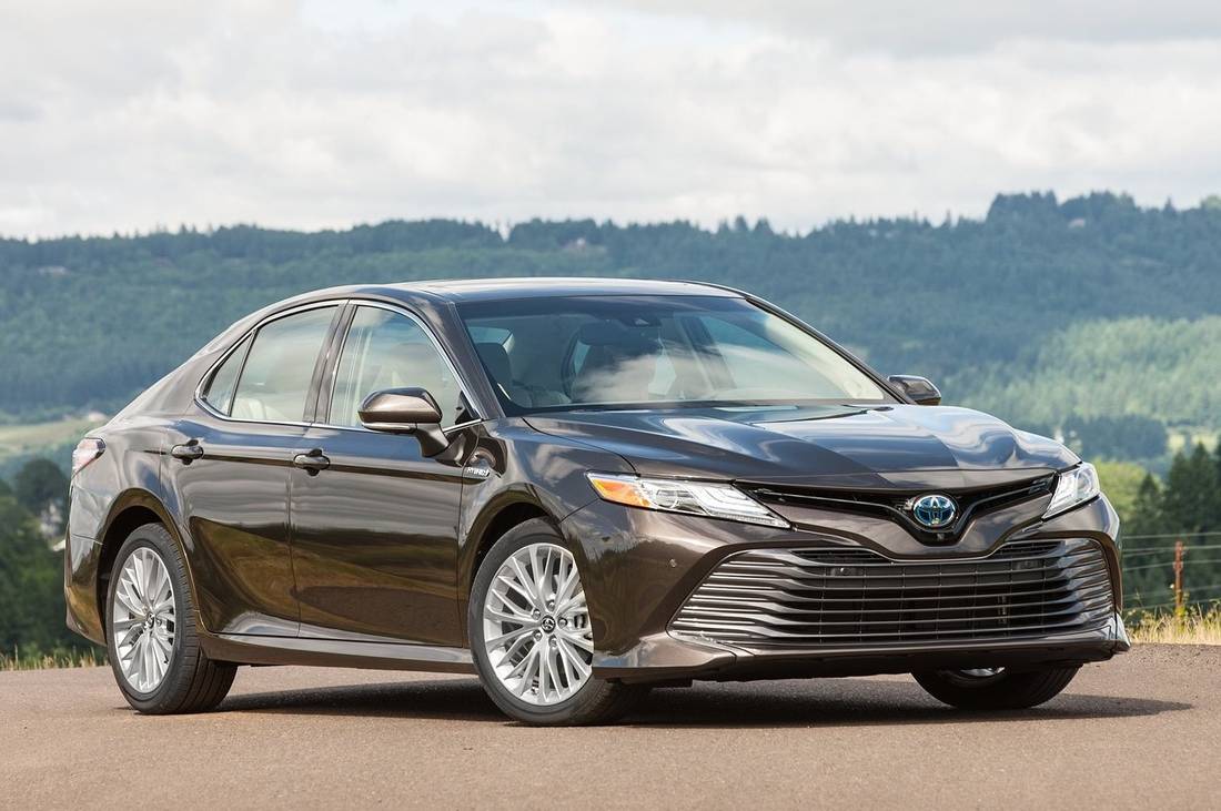 toyota-camry-hybrid-black