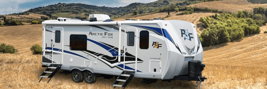 Featured Image Arctic Fox trailer in a meadow