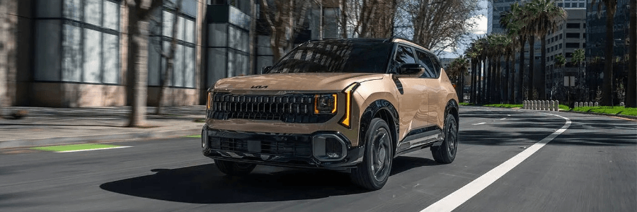 Featured Image 2027 kia seltos on the city street