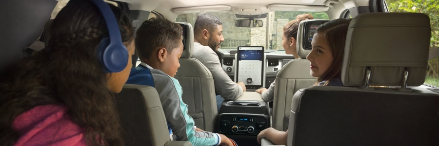 family in a Ford Expedition SUV