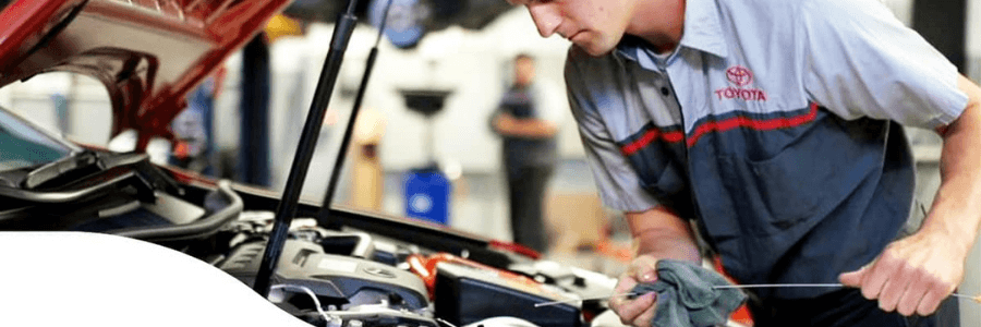 Featured Image toyota service tech oil change