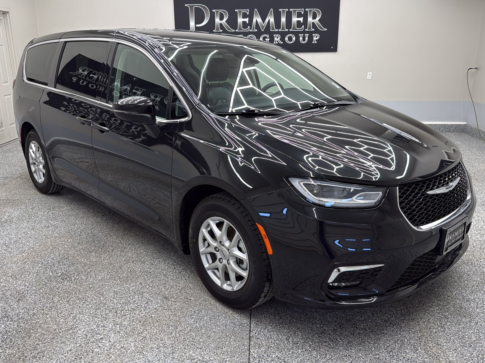 2023 Chrysler Pacifica Touring L's photo