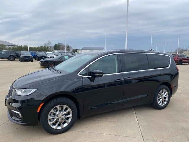 2024 Chrysler Pacifica Touring L (427870) Main Image