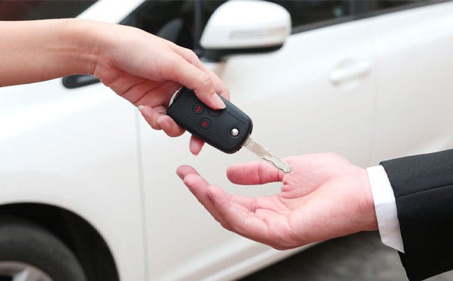 customer swapping keys with a dealership sales rep