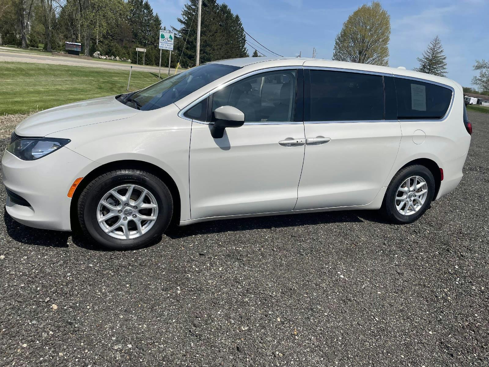 2017 Chrysler Pacifica LX (22947) Main Image