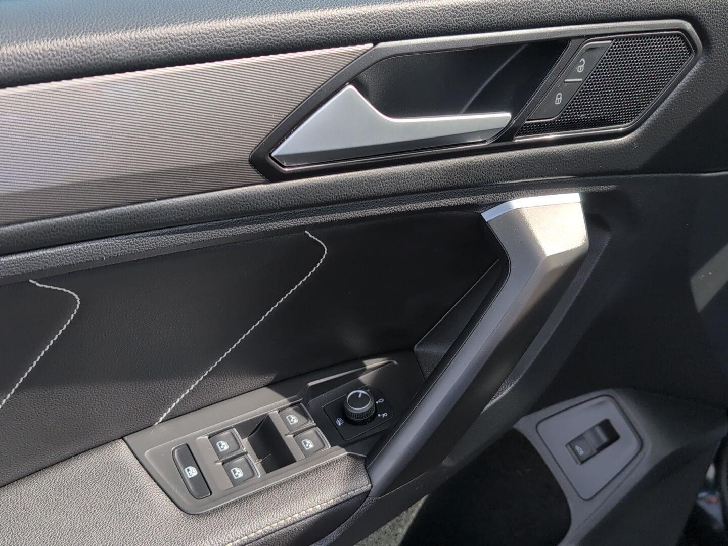 2022 Volkswagen Tiguan SE - Photo 17