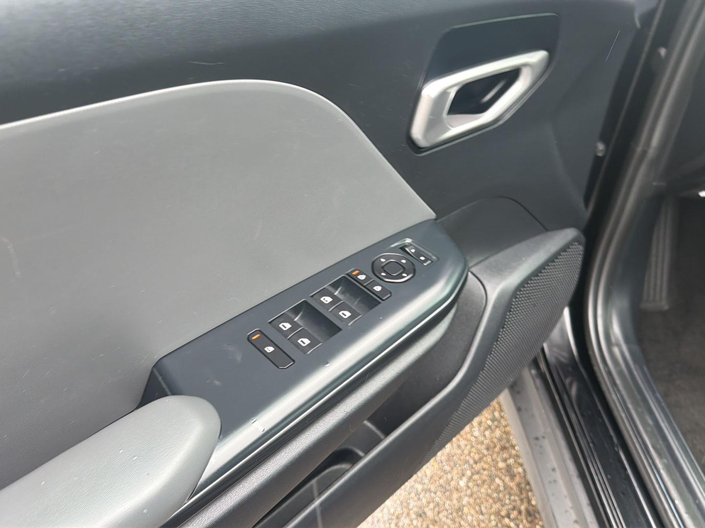 2025 Kia K4 LXS - Photo 13
