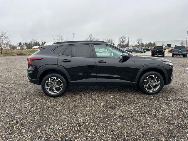 2025 Chevrolet Trax LT - Photo 8