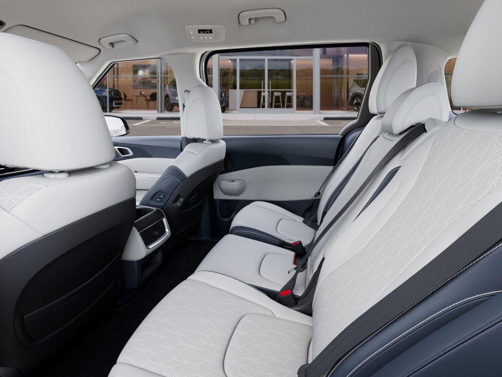 2025 Kia Carnival EX - Photo 18