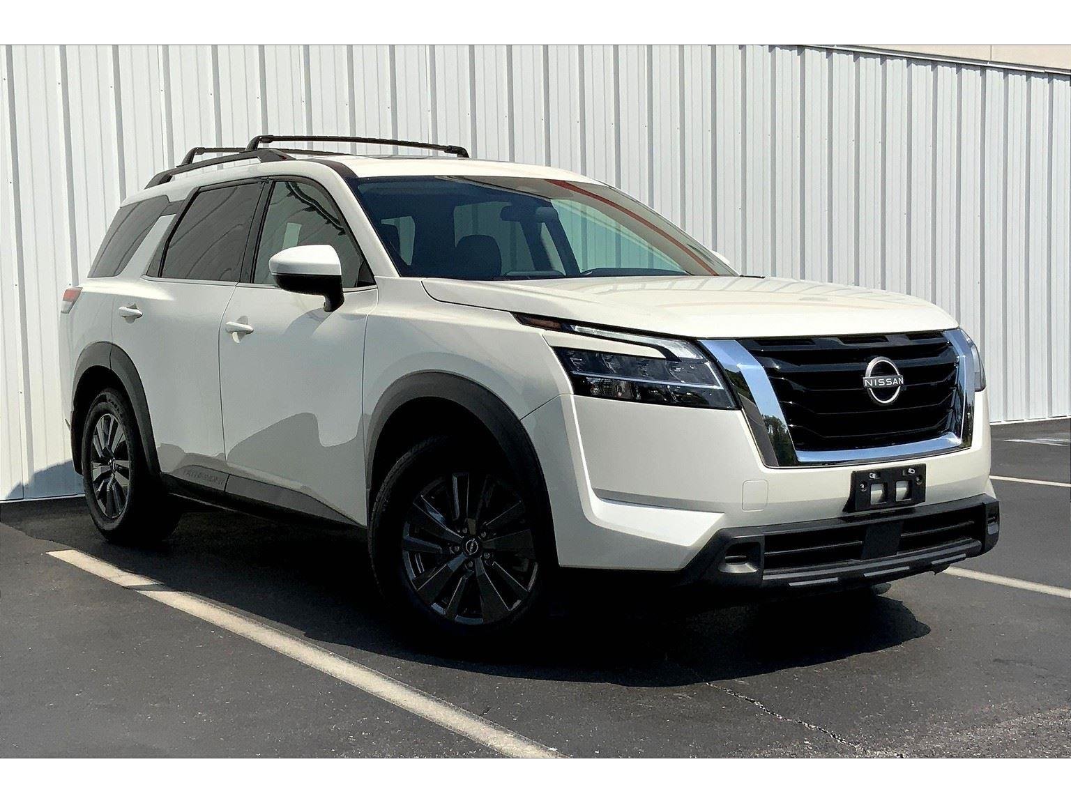 2022 Nissan Pathfinder SV photo 2