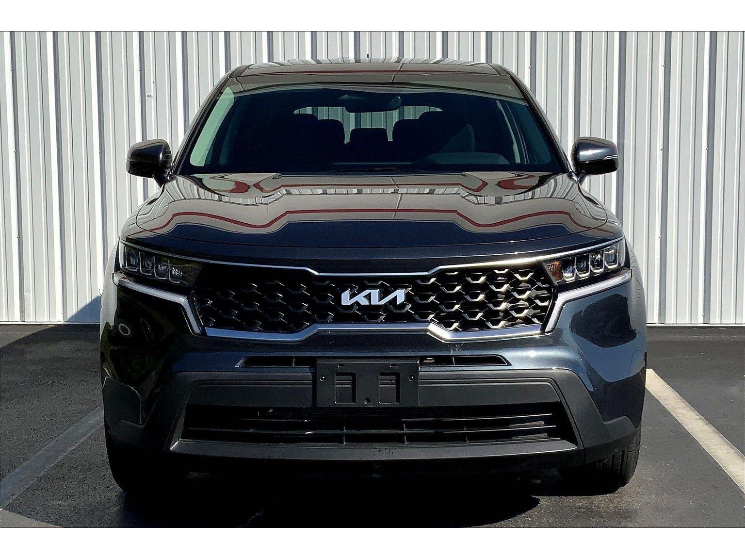 2022 Kia Sorento LX photo 2