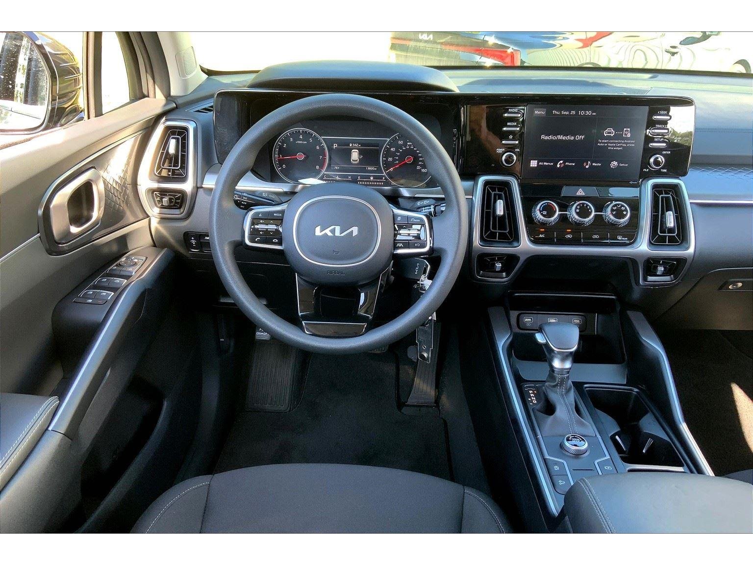 2022 Kia Sorento LX photo 4