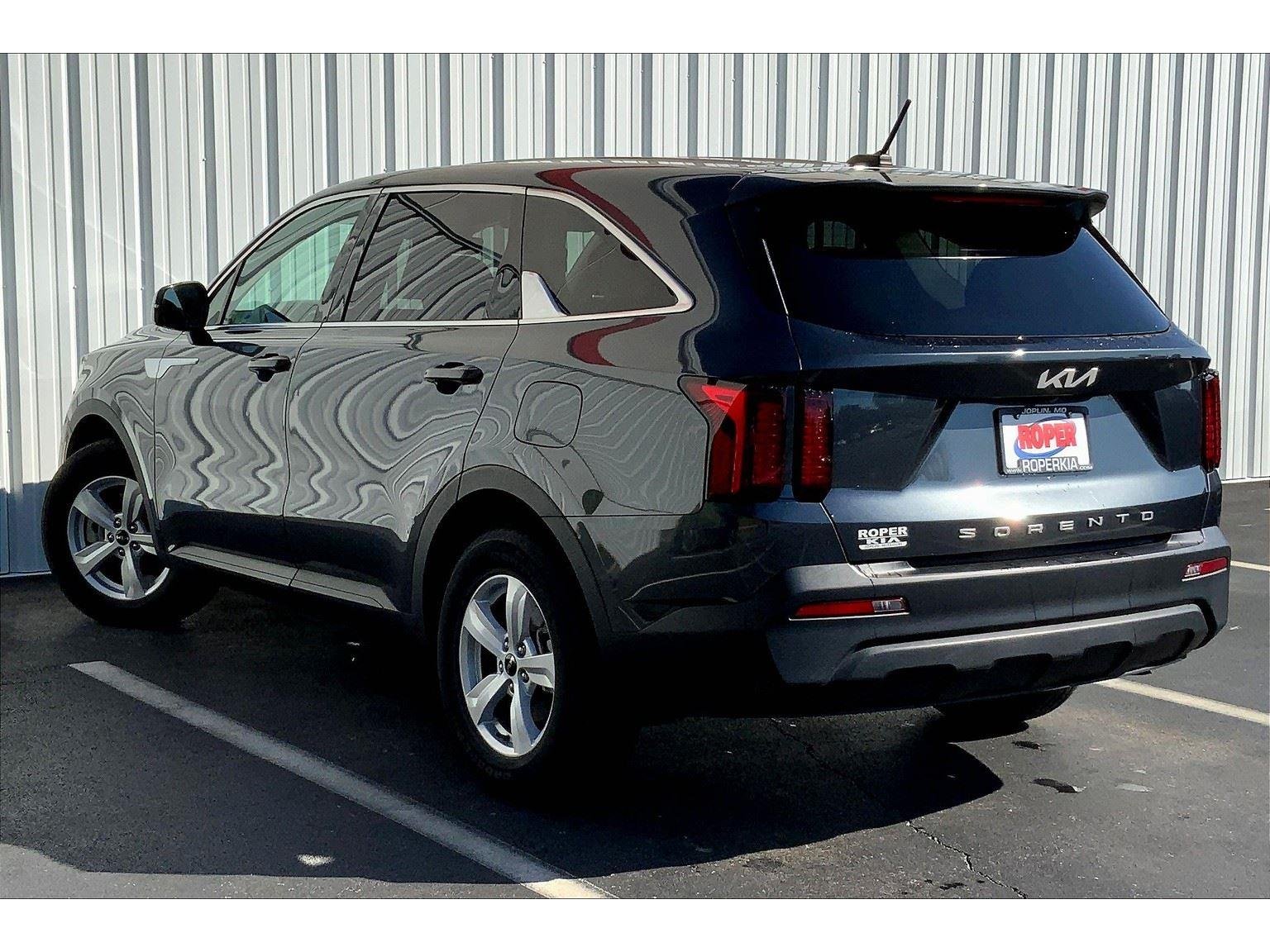 2022 Kia Sorento LX photo 9