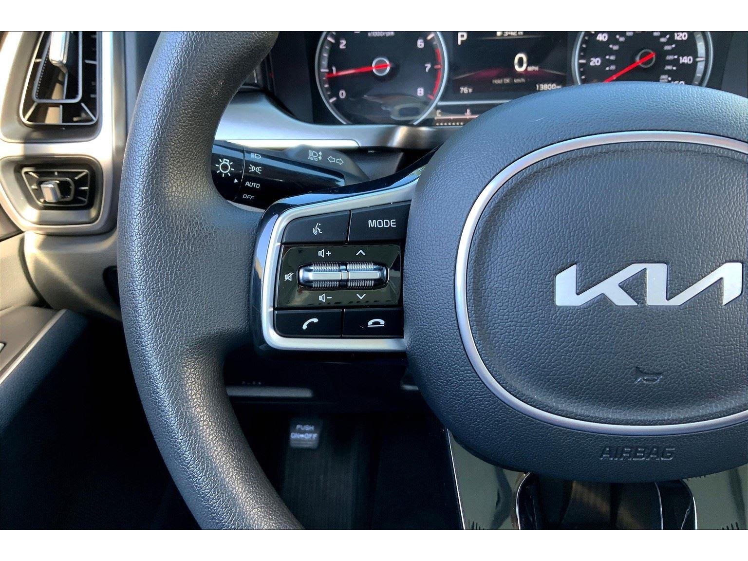 2022 Kia Sorento LX photo 14