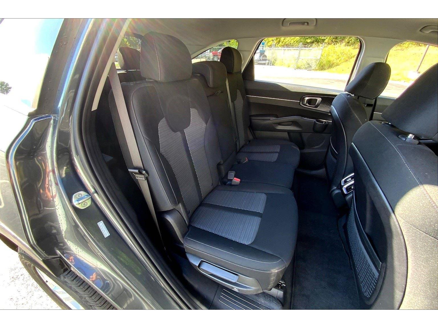 2022 Kia Sorento LX photo 22