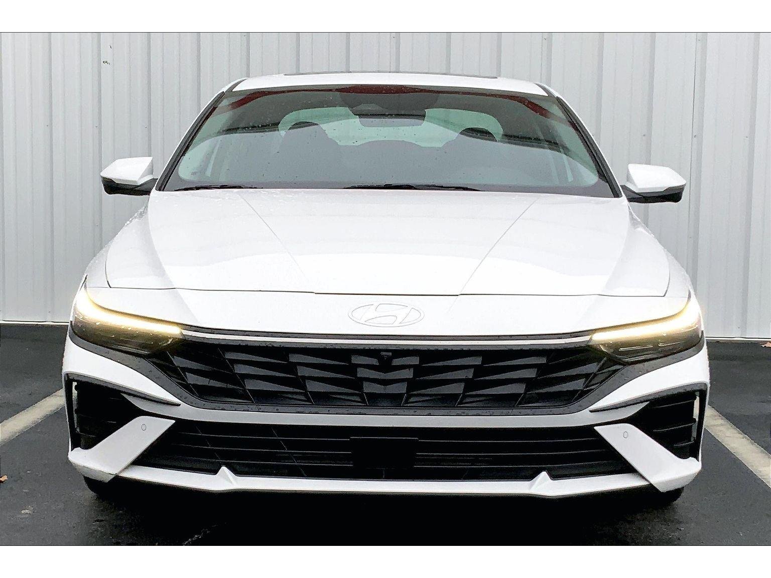 2024 Hyundai Elantra Limited photo 3