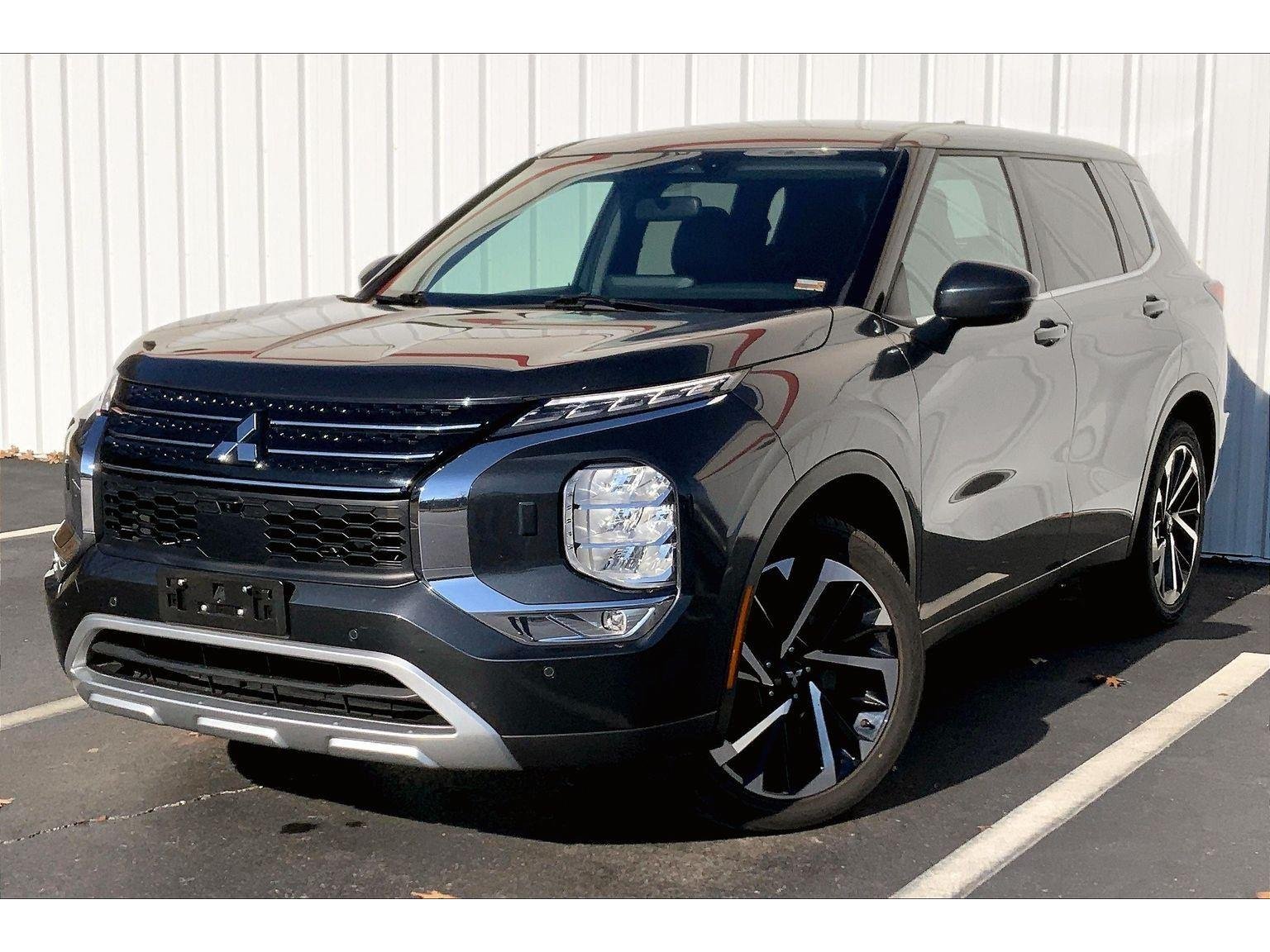 2024 Mitsubishi Outlander SE's photo