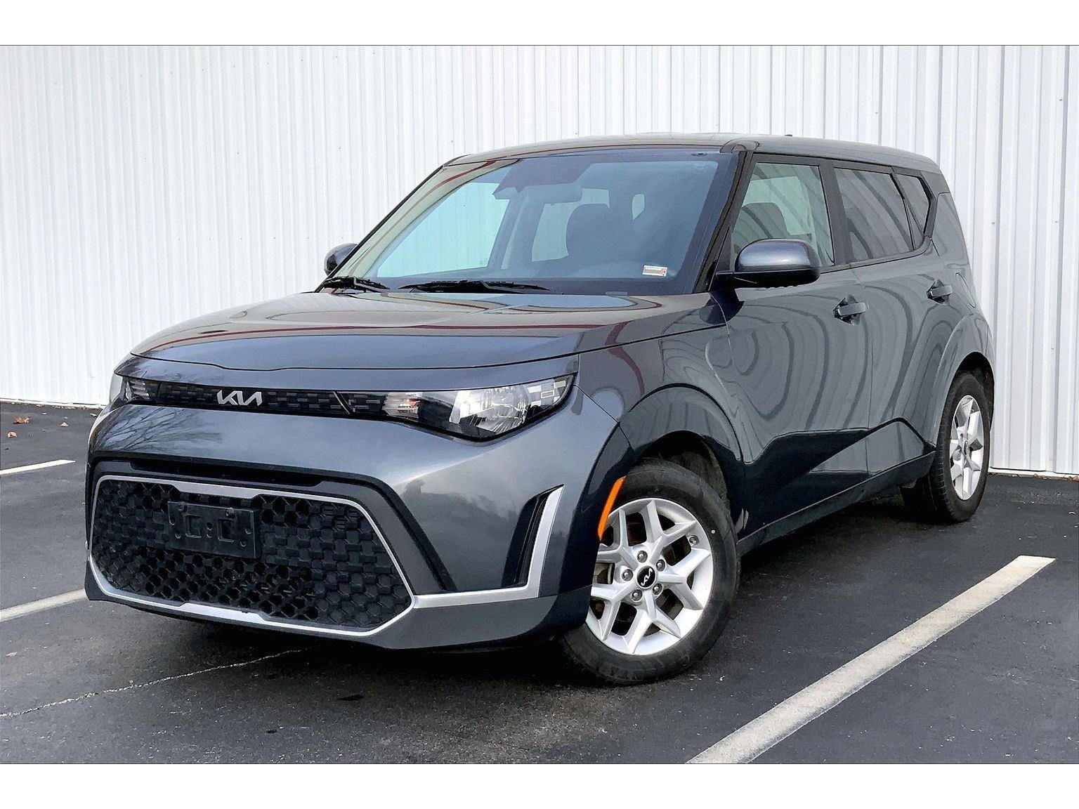 2023 Kia Soul LX's photo