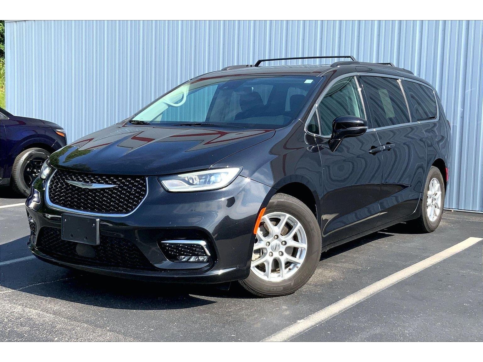2022 Chrysler Pacifica Touring L's photo