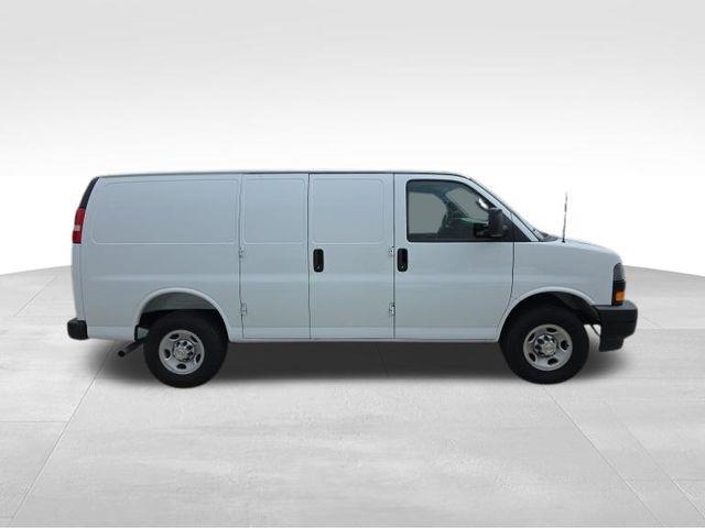 2025 Chevrolet Express 2500 Work Cargo Van photo 29