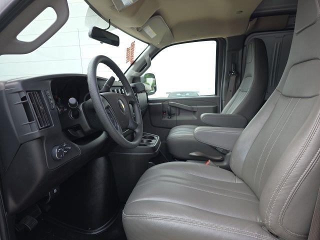 2025 Chevrolet Express 2500 Work Cargo Van photo 30