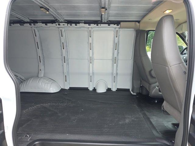 2025 Chevrolet Express 2500 Work Cargo Van photo 32