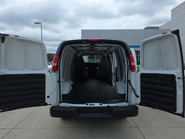 2025 Chevrolet Express 2500 Work Cargo Van photo 33