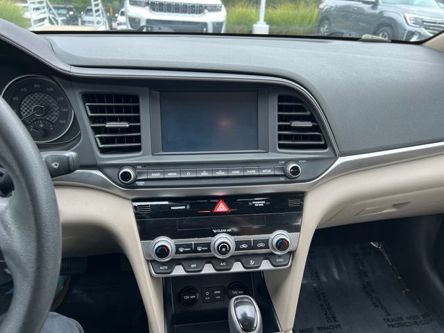 2020 Hyundai Elantra SEL photo 17