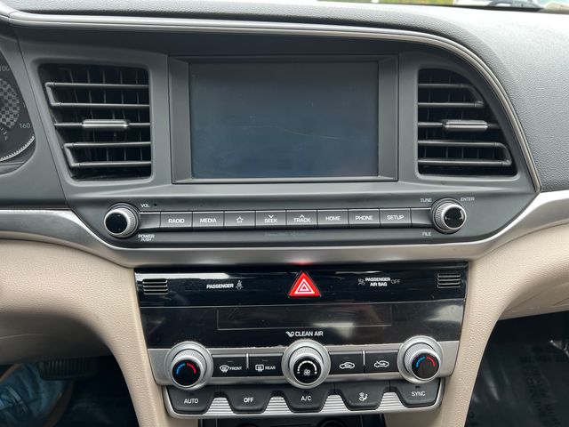 2020 Hyundai Elantra SEL photo 18