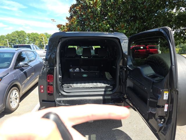 2024 Land Rover Defender 130 X-Dynamic SE photo 32