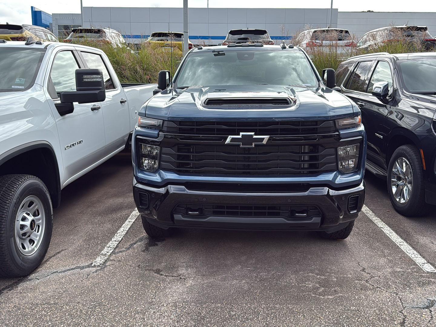 2026 Chevrolet Silverado 2500HD Custom photo 2